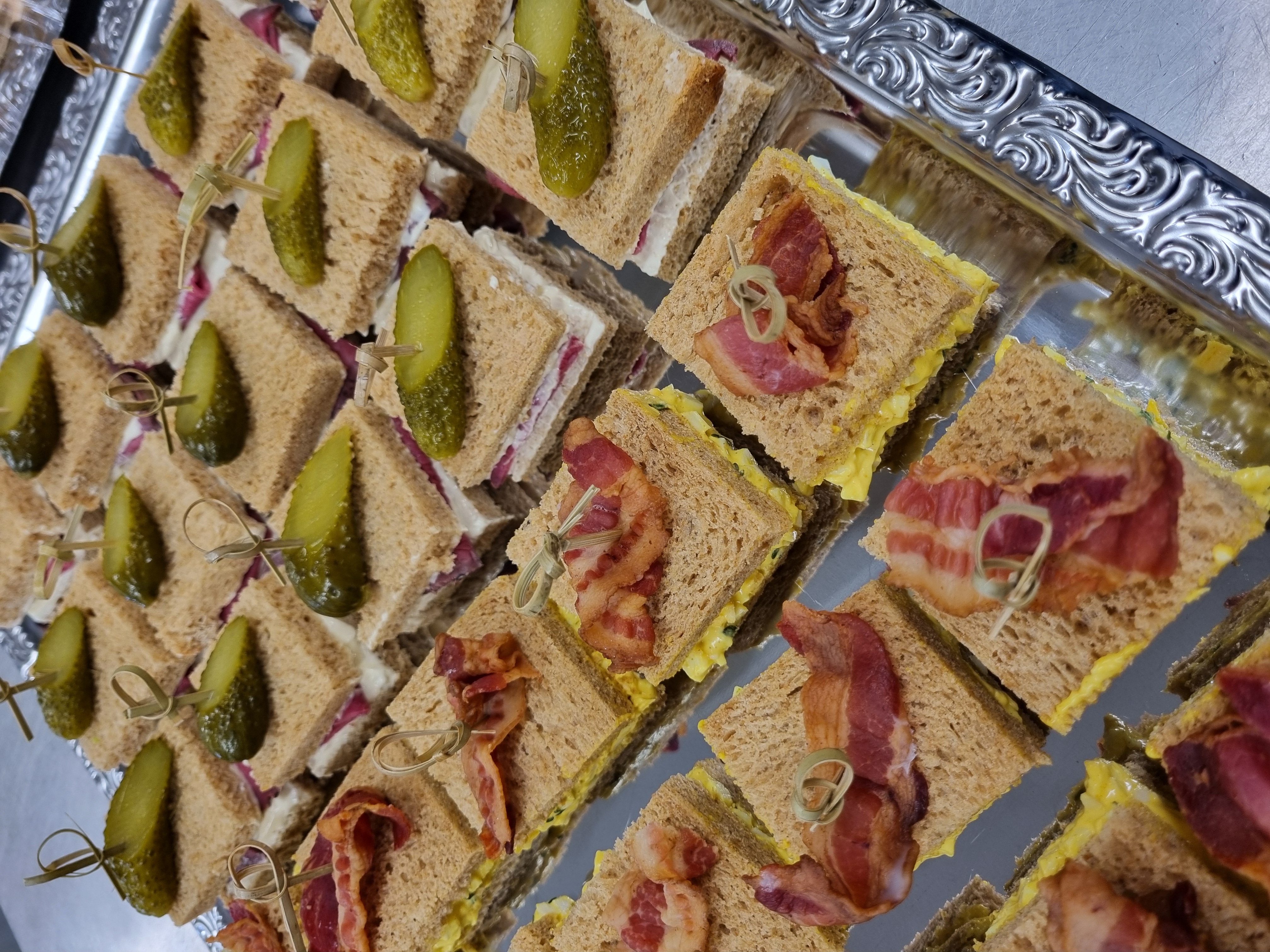Minisandwich og trekantsandwich anrettet på et bræt