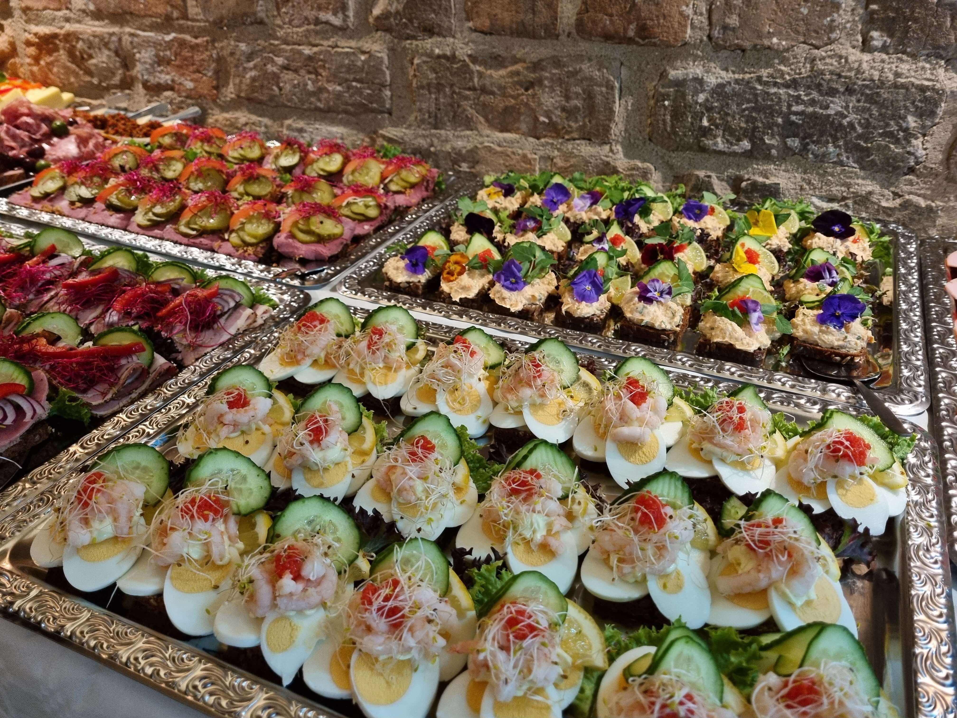 Smørebrød anrettet på et fad med klassisk dansk pålæg