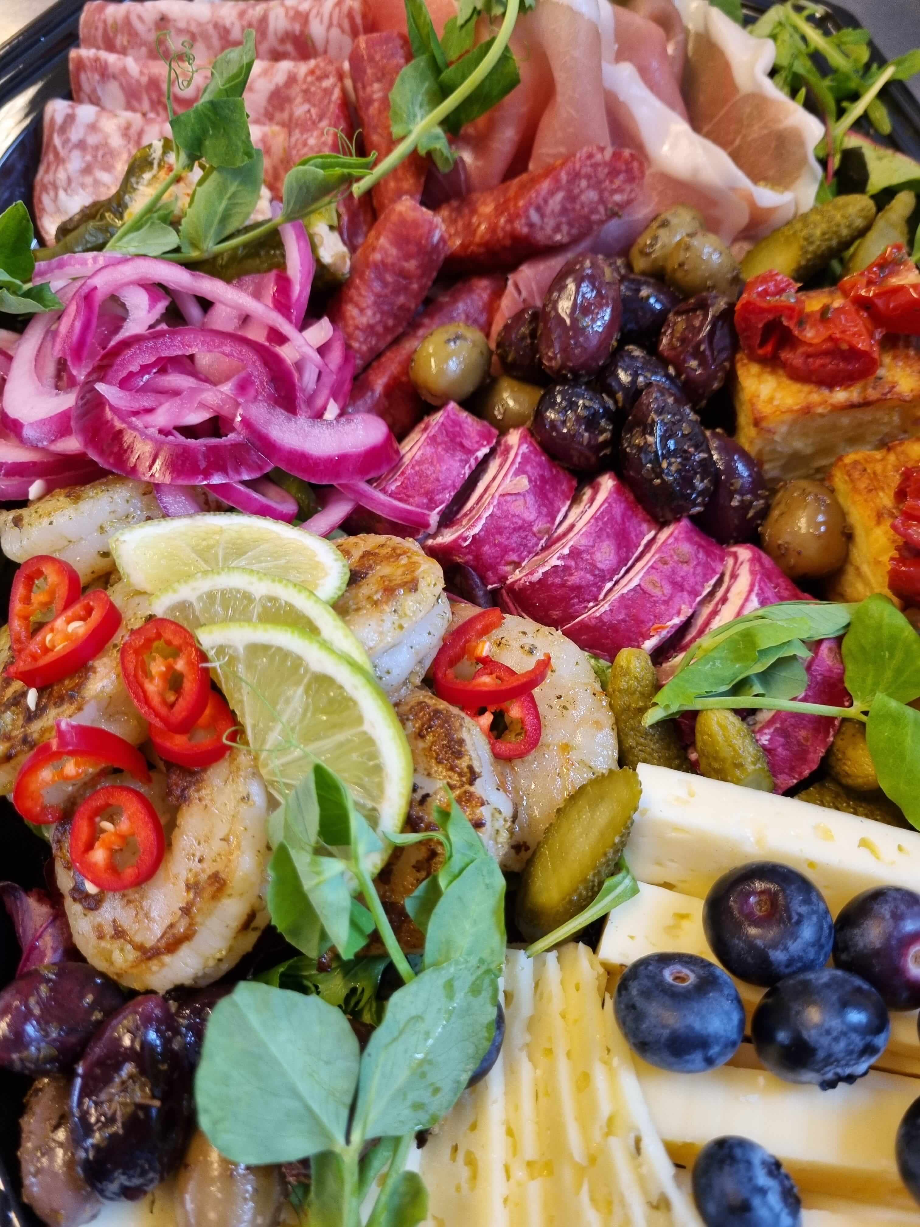 Tapas anrettet med charcuteri, oste og tilbehør